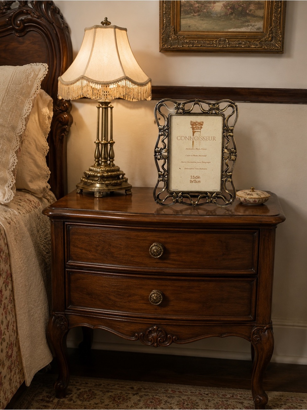 vintage Connoisseur brand tabletop picture frame made of brushed gold-tone metal